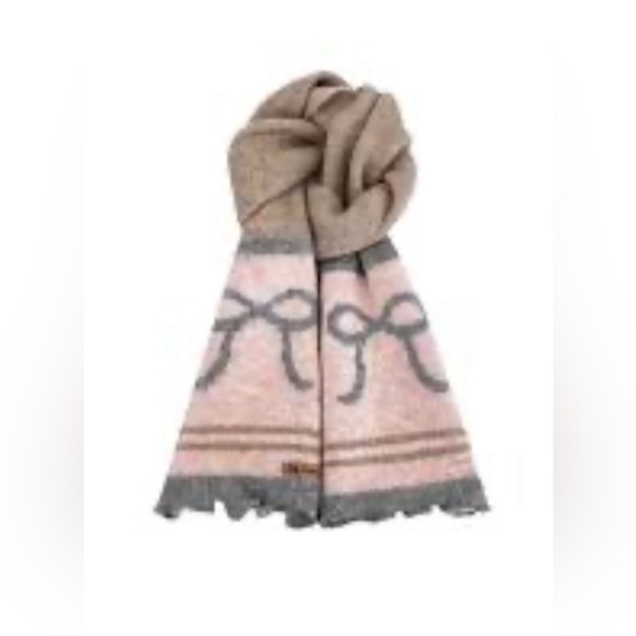 NWOT Cozy Woman’s Scarf - Picture 2 of 4